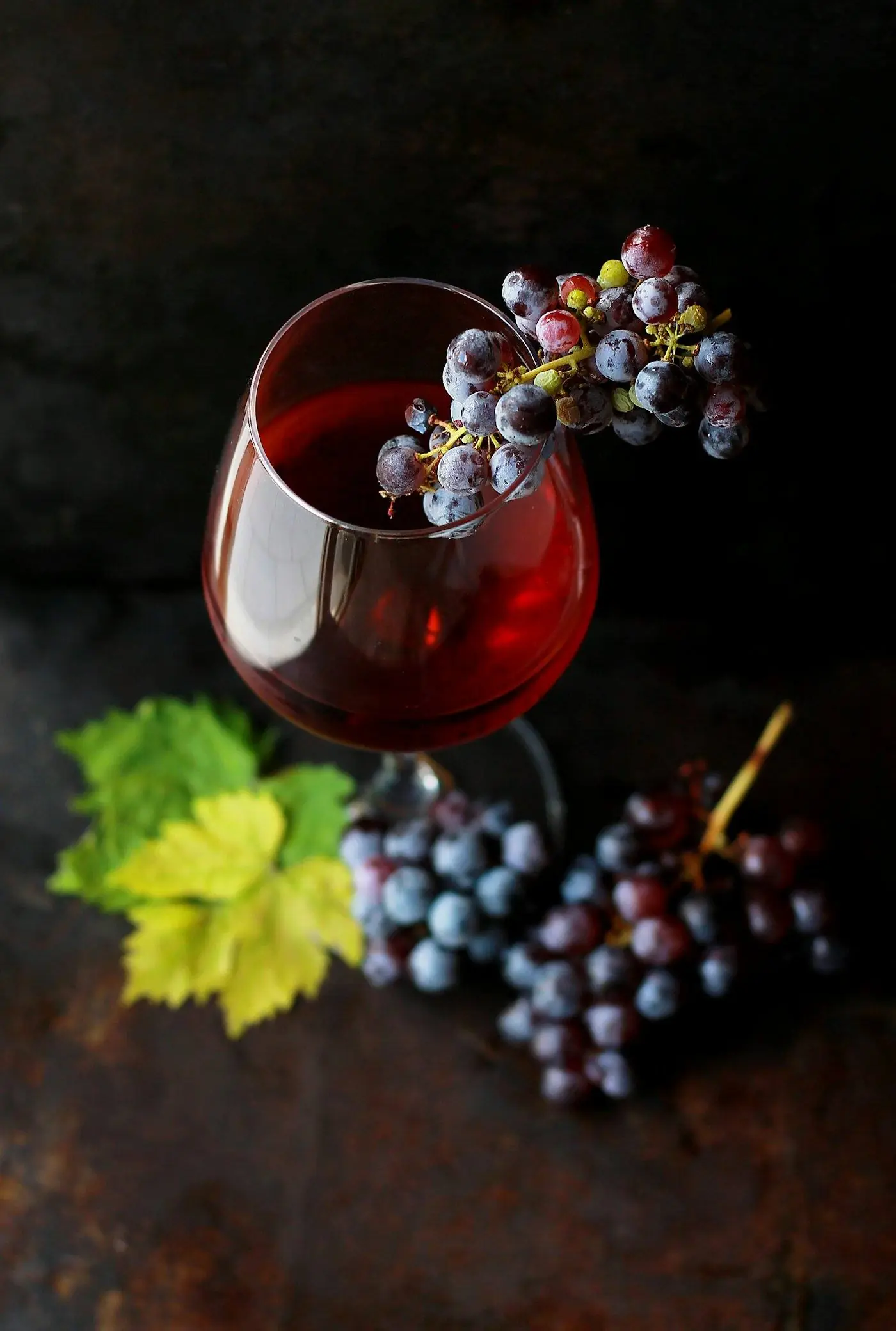 Verre de vin rouge et raisins