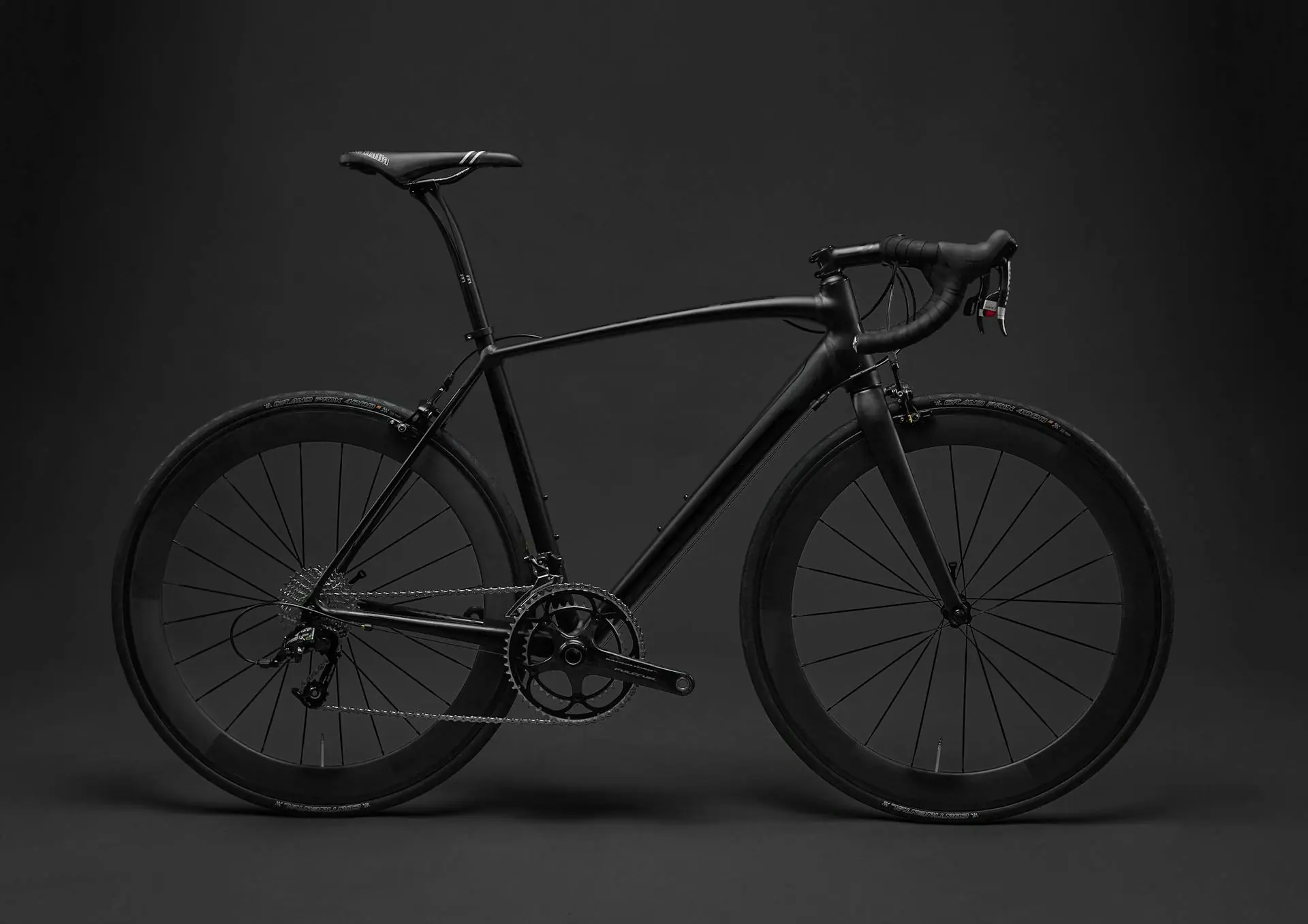 Vélo de route noir en studio